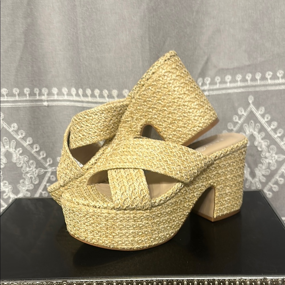 Beachy Tan Platform Sandals sz 6 but fits like 7 IMO